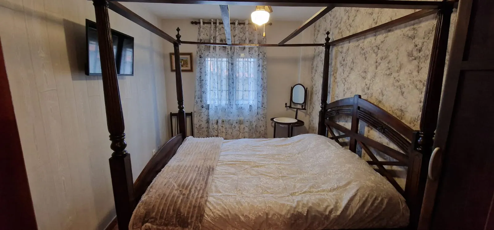 Casa Rural Valderaduey. Dormitorio con baño y TV