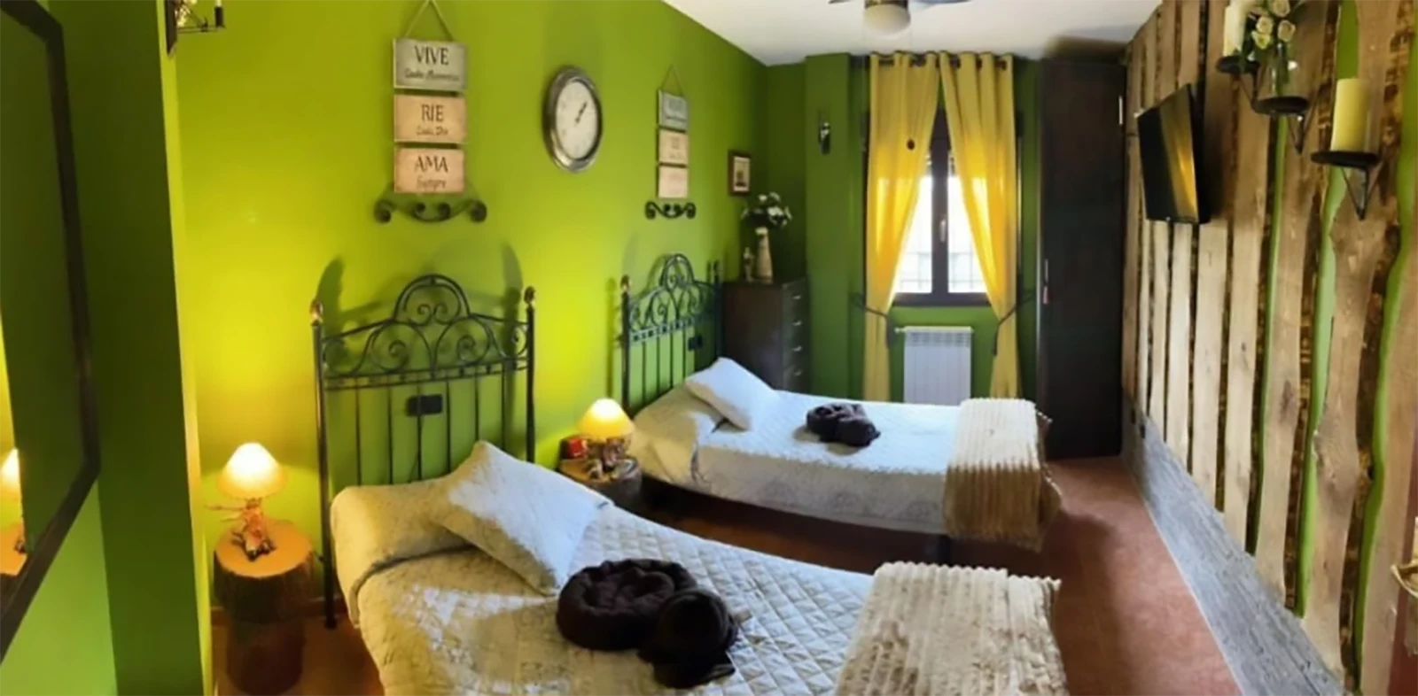 Casa Rural Valderaduey. Dormitorio de dos camas y TV