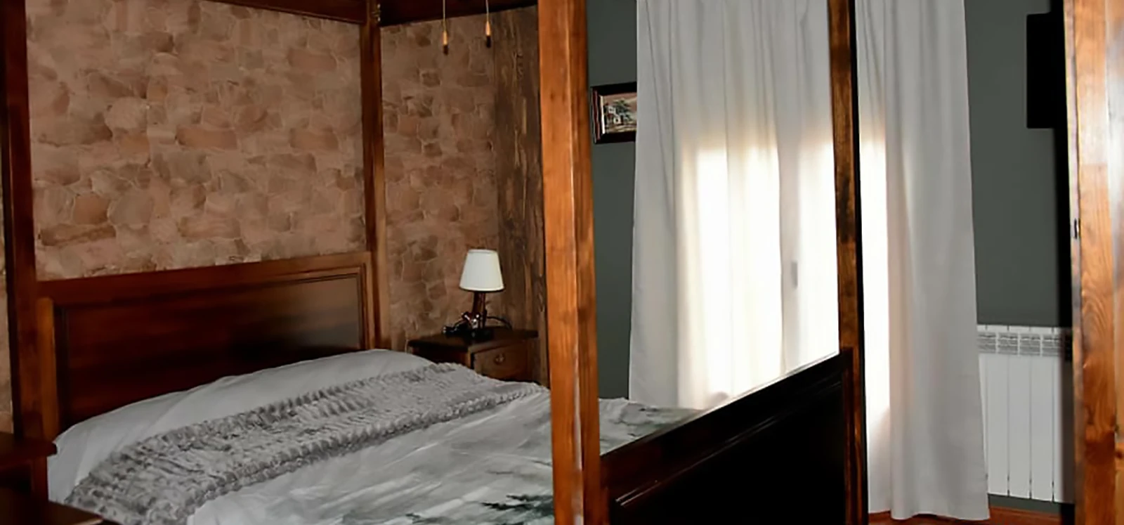 Casa Rural Valderaduey. Dormitorio de dosel moderno