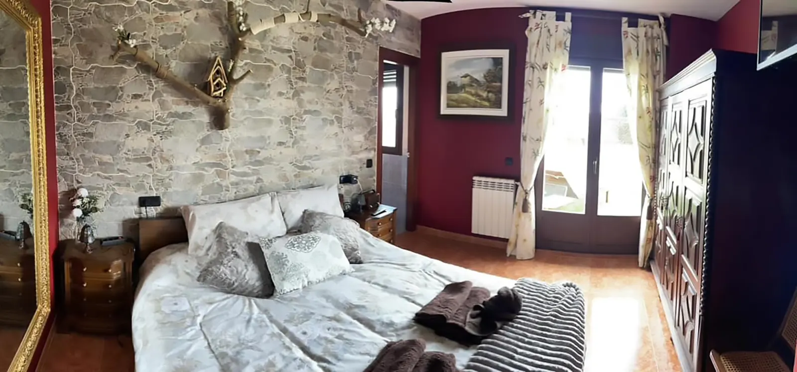 Casa Rural Valderaduey. Dormitorio lujoso con terraza